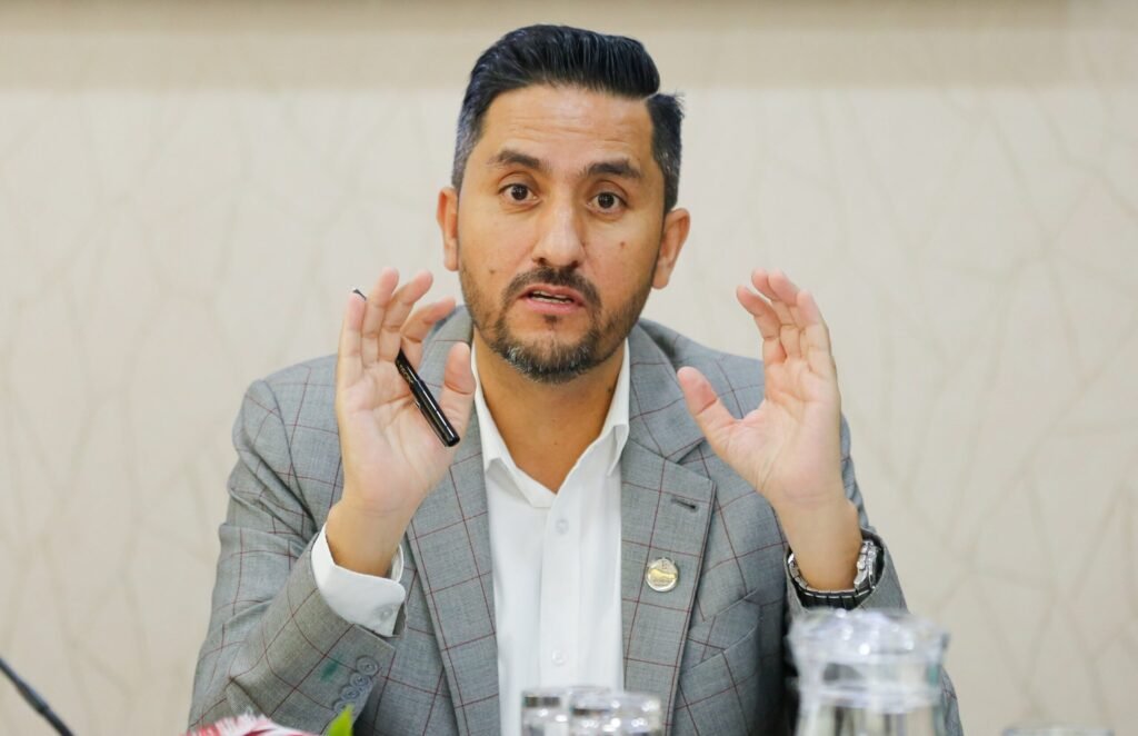 सञ्चारमन्त्री खरेलले दिए राजीनामा, रास्वपाबाट चुनाव लड्ने तयारी